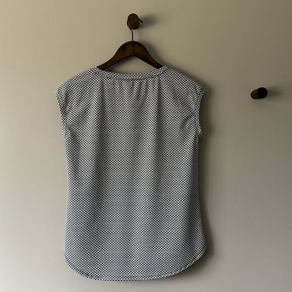 ELLE TEXTURED PRINT SHORT SLEEVE TOP BLACK AND WHITE SIZE SMALL - Picture 2 of 5